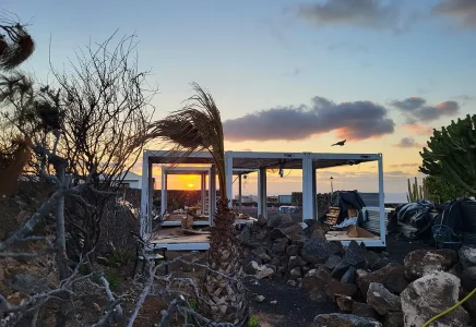 Casa contenedor en Lanzarote al atardecer