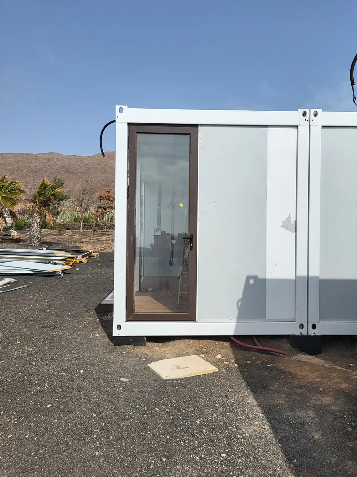 Proceso de instalación y montaje de la Casa Contenedor Piloto de CONcasa CONamor en Lanzarote