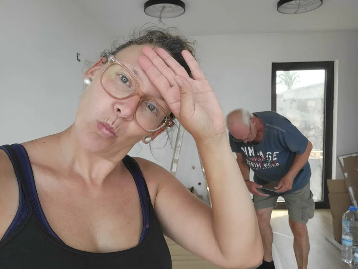 Nati sudando y su padre al lado durante la instalación de la casa piloto