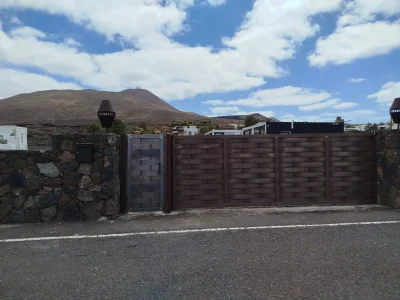 Muro exterior y puerta de la finca de la casa piloto